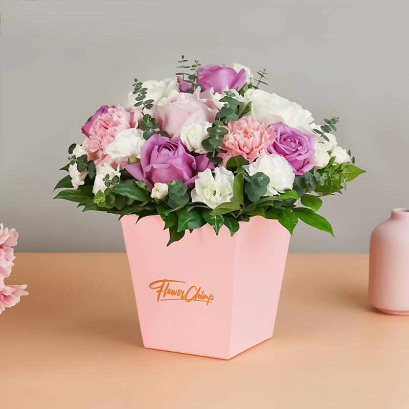 紫玫瑰與粉紅康乃馨花盒